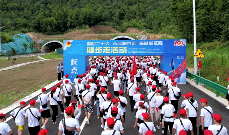池州市團(tuán)委“喜迎二十大、奮進(jìn)新征程、永遠(yuǎn)跟黨走”健步走活動(dòng)在公司G318項(xiàng)目舉行6